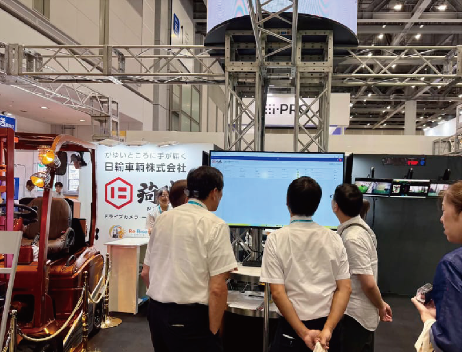 Re:Rise Remoteの展示説明を見る来場者